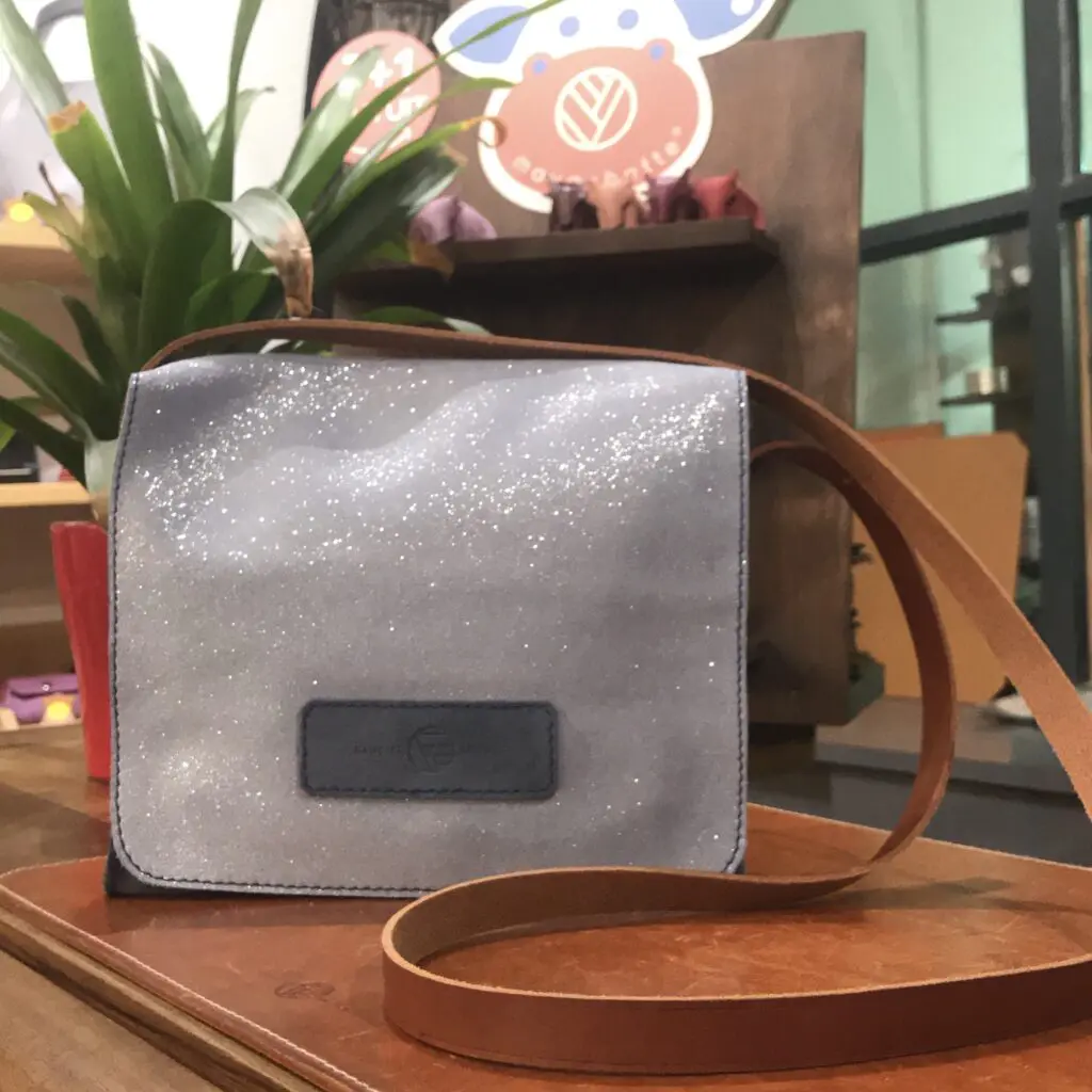 besace cuir pailleté bleu