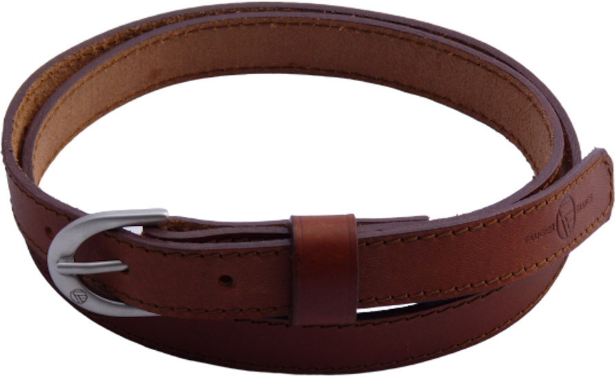 Ceinture en cuir marron avec boucle argentée, posée enroulée sur une surface blanche.
