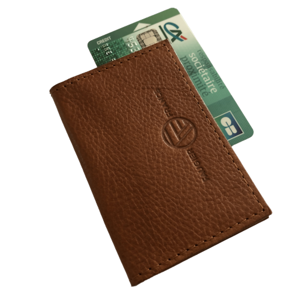 Porte-cartes en cuir marron avec une carte bancaire verte partiellement visible.