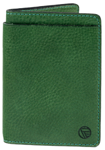Portefeuille en cuir vert avec logo discret en bas à droite, sur fond blanc.