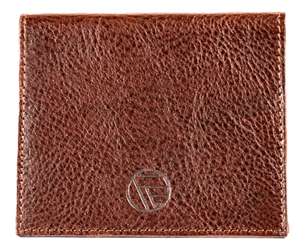 Portefeuille en cuir marron avec logo embossé, texture granuleuse et coutures visibles.