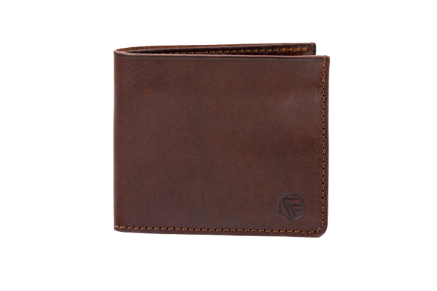 Portefeuille en cuir marron avec coutures visibles et logo discret dans le coin inférieur droit.