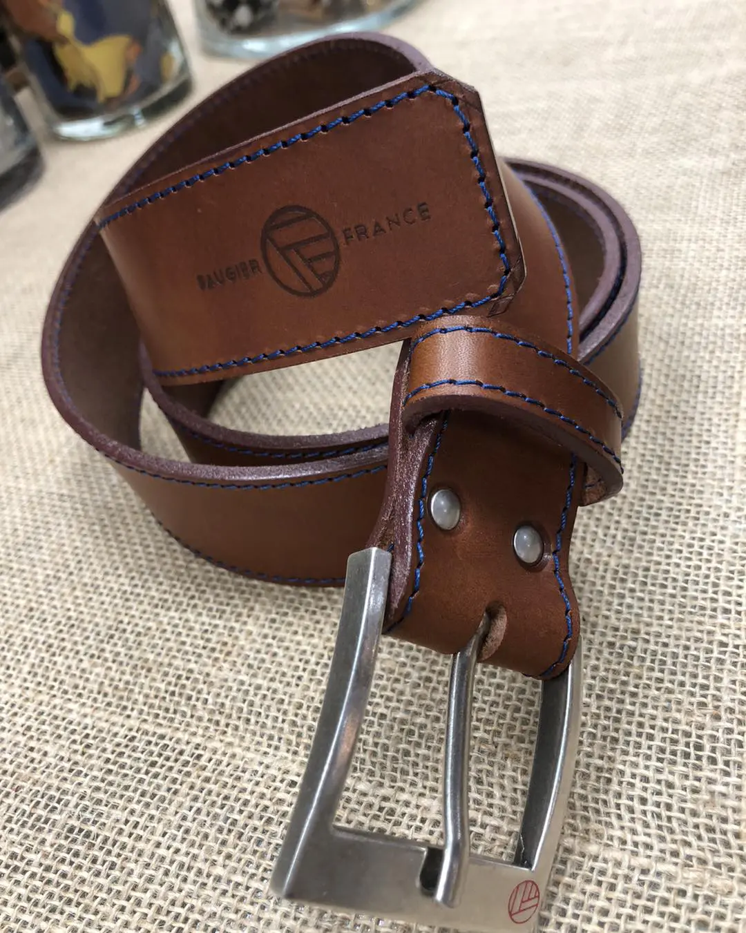 Ceinture marron aux piqures bleues personnalisée, tannage végétale.