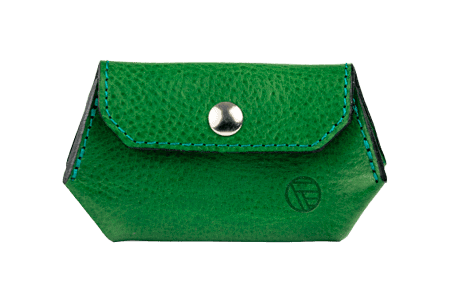 Porte-monnaie en cuir vert avec bouton-pression argenté et logo discret, design moderne et compact.