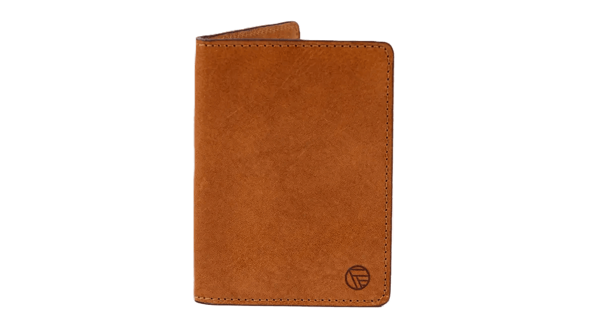 Portefeuille en cuir de couleur camel, tannage végétal, logo Faugier France sur la face avant. Fabrication française.